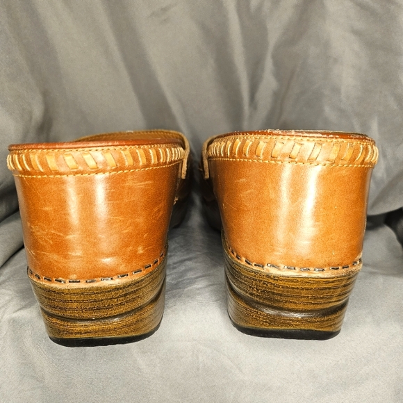 DANSKO MARYJANES 🪆👩🏽⚕️ size 40 | Tan clogs | great condition - Picture 3 of 9